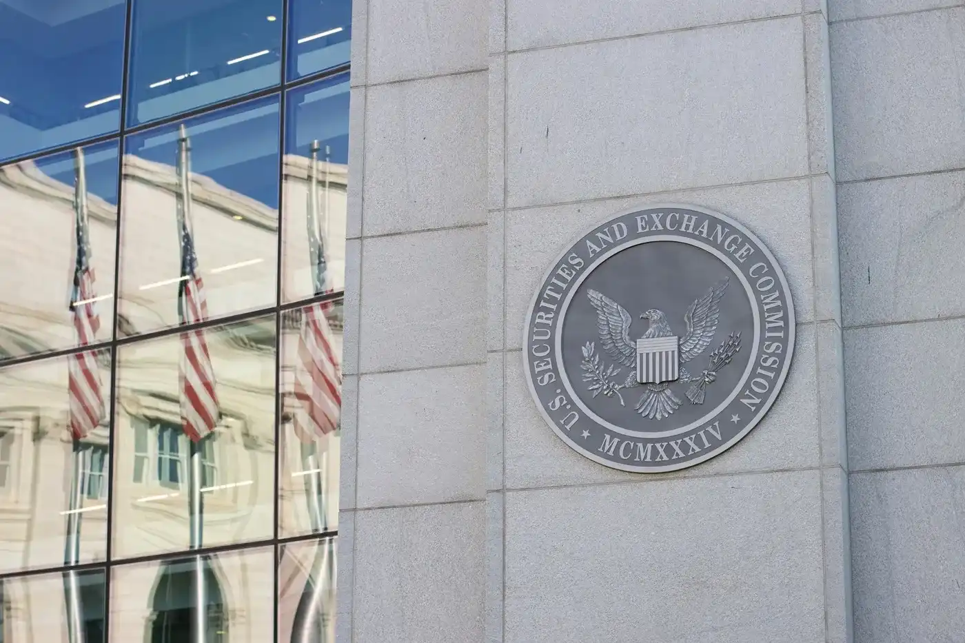 US Senators Urge SEC to Reconsider Crypto ETP Approval Amid Concerns